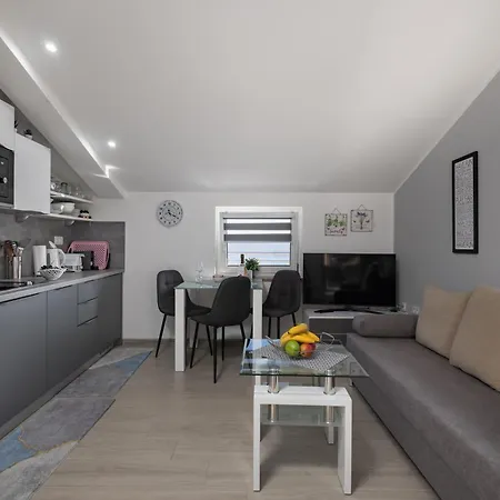 Seaview House - Magdalena - Leana - Happy * Plomin